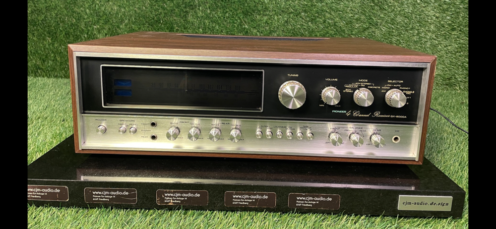 Pioneer QX-8000A Quadrophonie Receiver mit Holzgehäuse und Aluminiumfront aus den frühen 1970er Jahren, klassischer 4-Kanal HiFi Receiver mit analoger Skala und separater Front- und Rear-Klangregelung