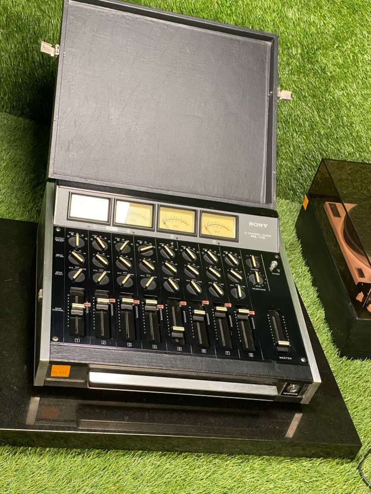 Studiomischer Sony MX-710 8 Channel Mixer Frontansicht mit vier VU-Metern und acht Fadern