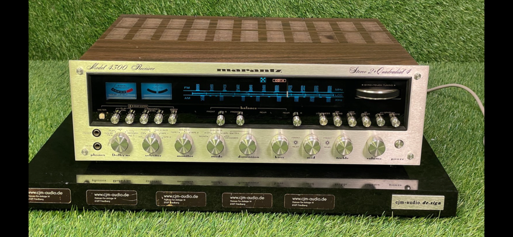 Quadrophonie Receiver Marantz 4300 Frontansicht mit Holzgehäuse und blau beleuchteter Skala