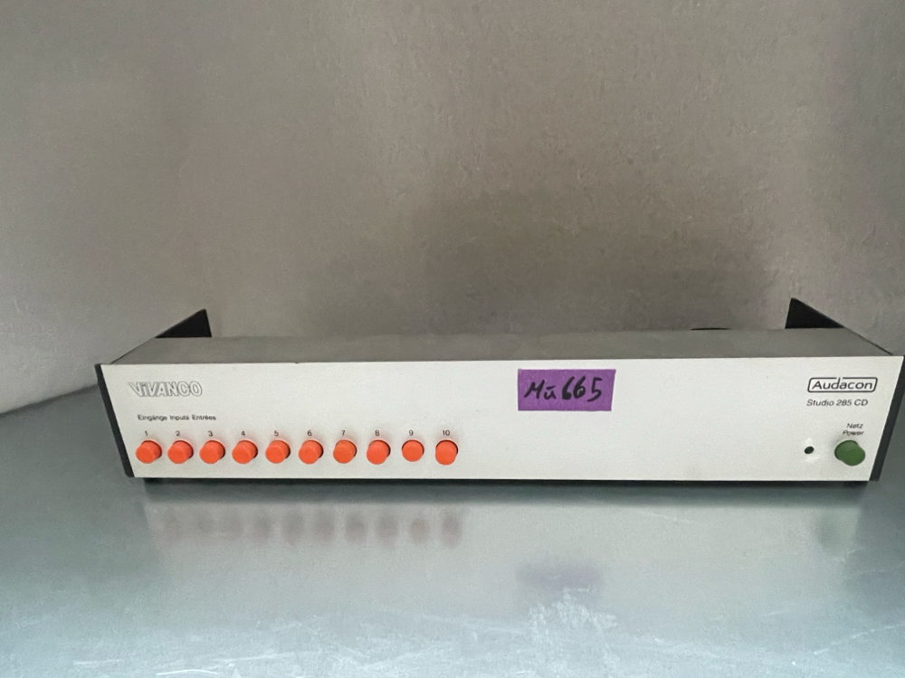 Vivanco Audacon Studio 285 CD Audio Umschalter 10 Eingänge Frontansicht Aluminium Gehäuse orange Tasten Netzschalter grün LED Power Anzeige  Vivanco Audacon Studio 285 CD Rückseite mit 10 Cinch Eingängen 10 Cinch Ausgängen Audio Verteiler Umschaltmatrix Made for Studio Installation