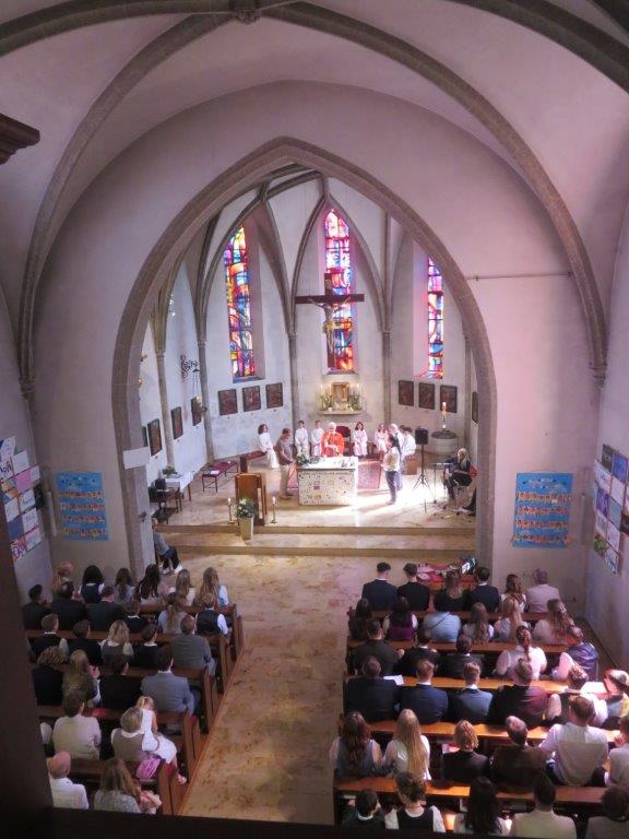 25 - Miteinander die Jugendlichen feiern