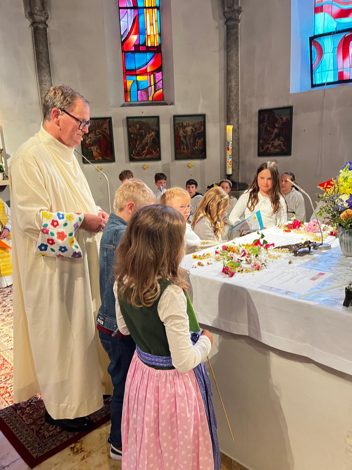03 - Liebevolle Deko am Altar mit bunten Blumen