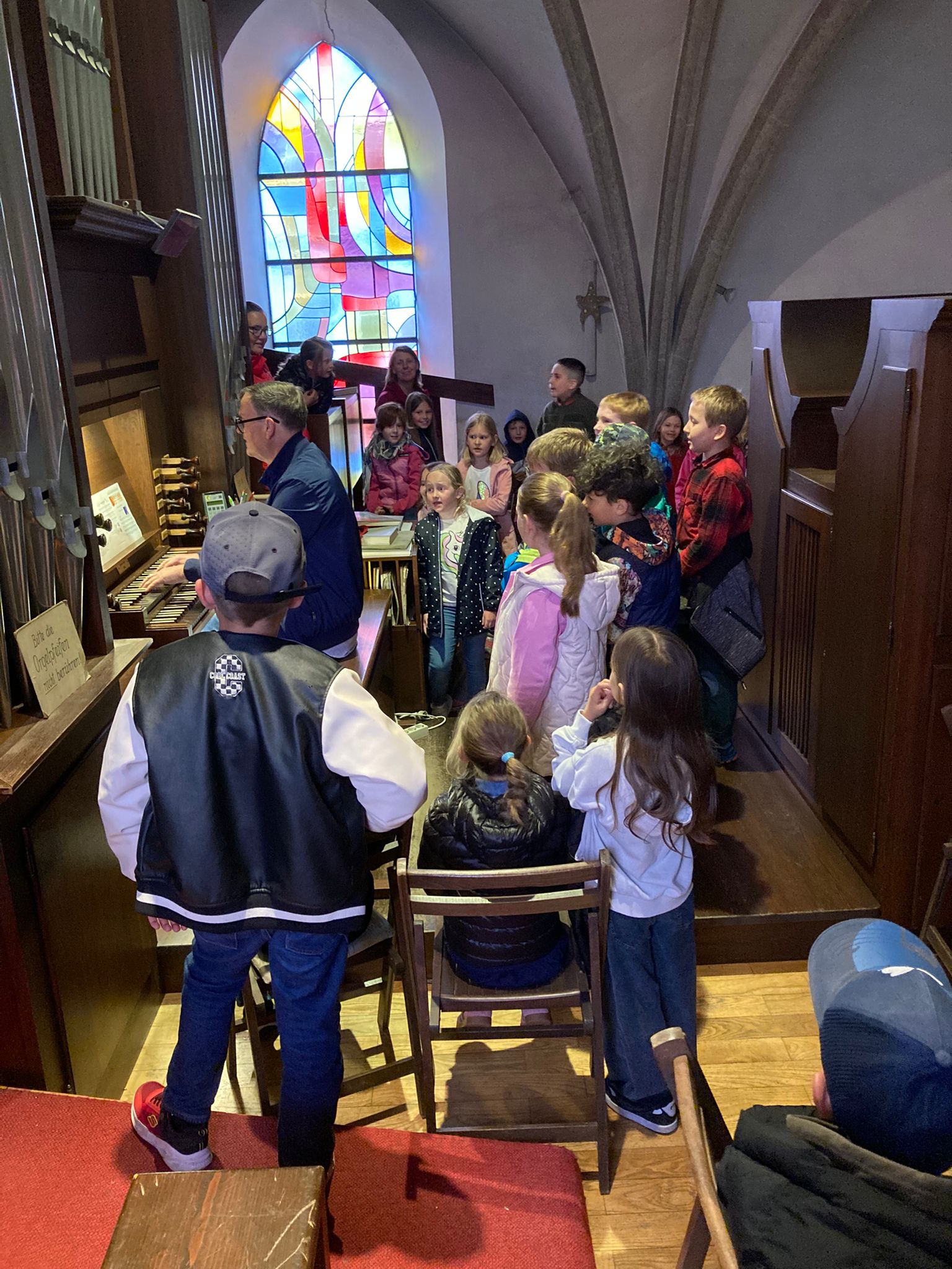 09 - Kirchenrallye bei der Orgel