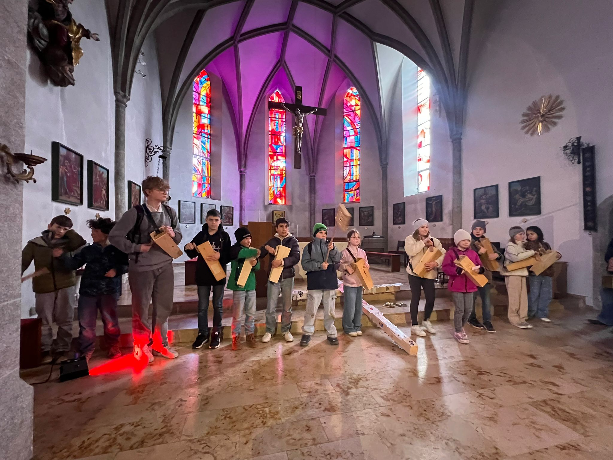 04 - Ratschen in der Kirche