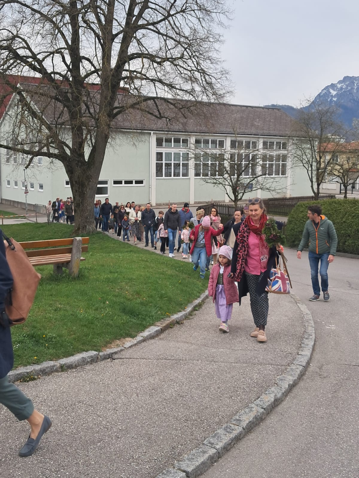 17 - auf dem Weg zur Pfarrkirche