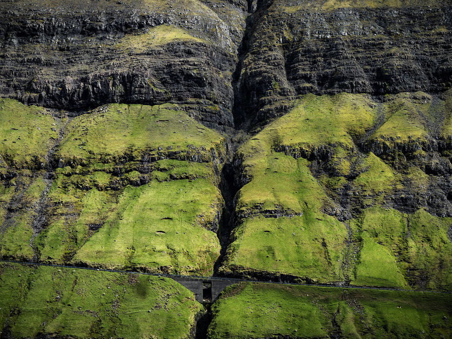 Felsen in der Bucht von Tjørnuvik