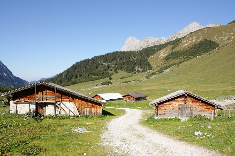 Nach einer Übernachtung auf der Alpe Ladiz widmet sich Hermann von Barth dem Rißer Falken, der hier im Hintergrund als runder Gipfel sichtbar ist.