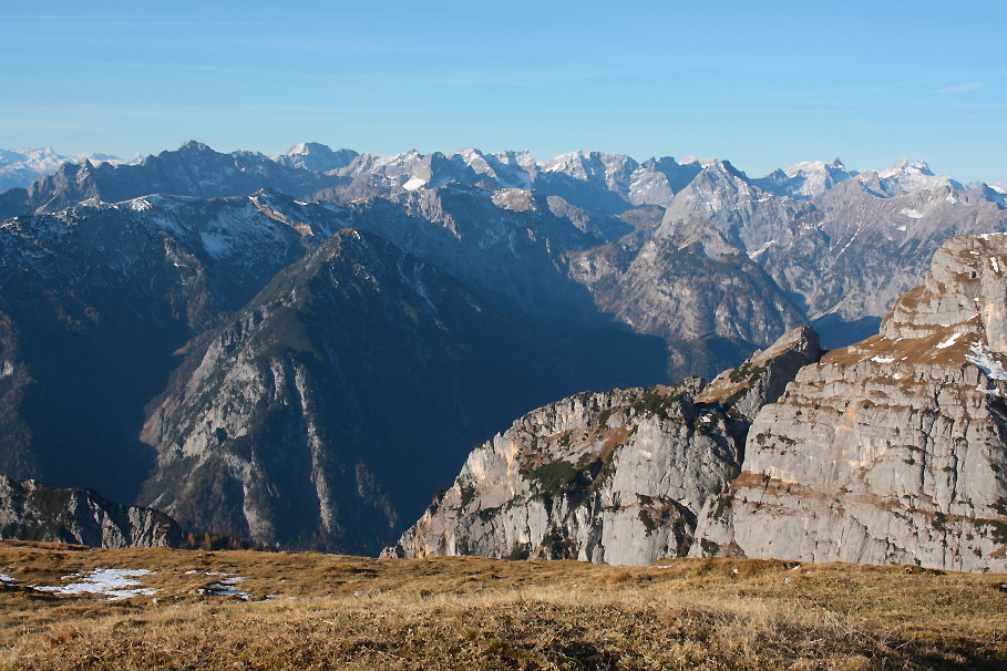 Weißenbachtal (im Schatten) und Bärenkopf vom Sonnwendjoch im Rofan aus gesehen