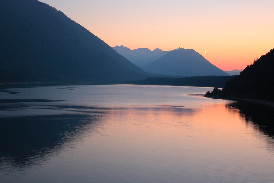 Sonnen- und Monduntergang am Sylvensteinspeichersee