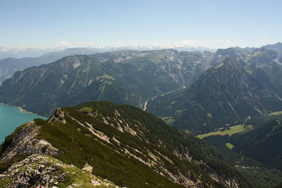 Von der Seebergspitze aus hat man einen guten Einblick in ein Steinadlerrevier, das zwischen Zwölferkopf, Seebergspitze, Falzthurnjoch und Rappenspitze liegt.