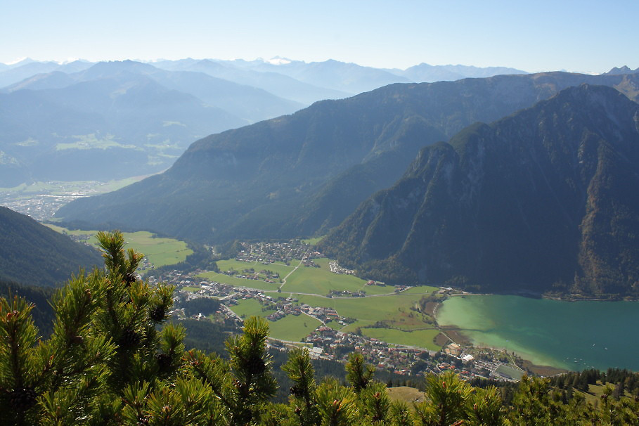 Unterer Teil des Weißenbachtals und Maurach von der Rotspitze (Rofan) aus gesehen