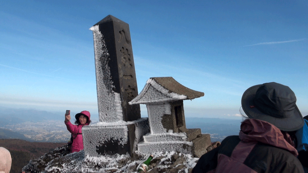山頂の祠、風が吹きとても寒かった