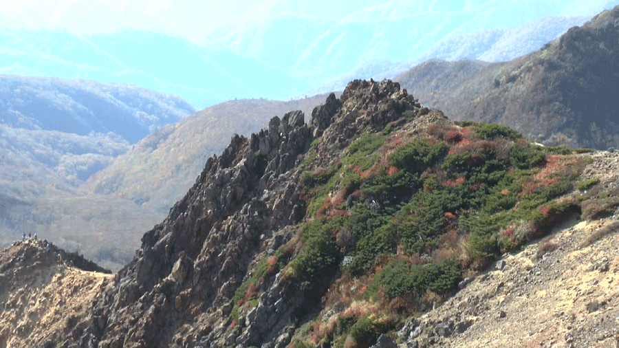 紅葉の岩峰