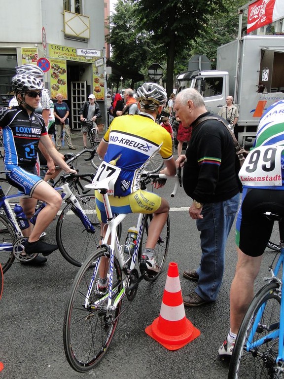 Letzte Instruktionen für Julian Schulz, vor dem Start der Elite C-Klasse