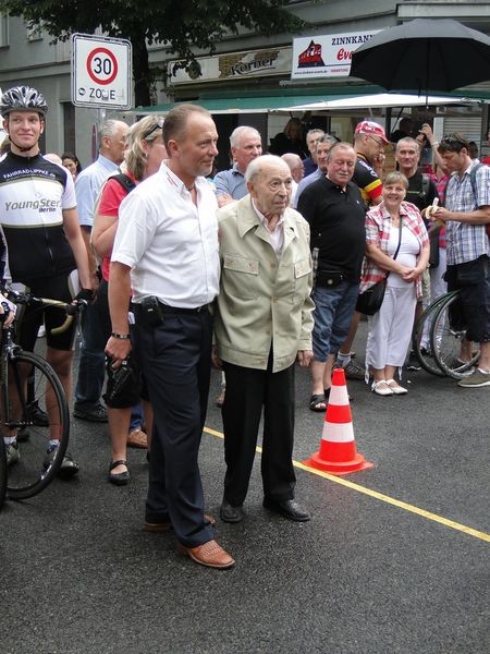 Frank Röglin (l.) und Alfred Witte (r.) geben den Startschuss zum Eliterennen des 56. Rollbergrennens