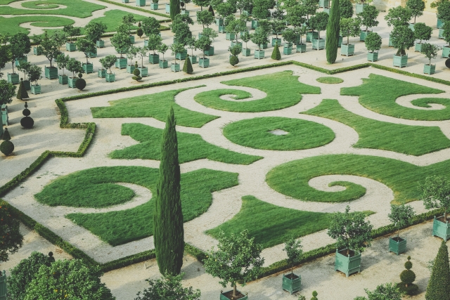 ベルサイユ宮殿の庭は唐草文様
