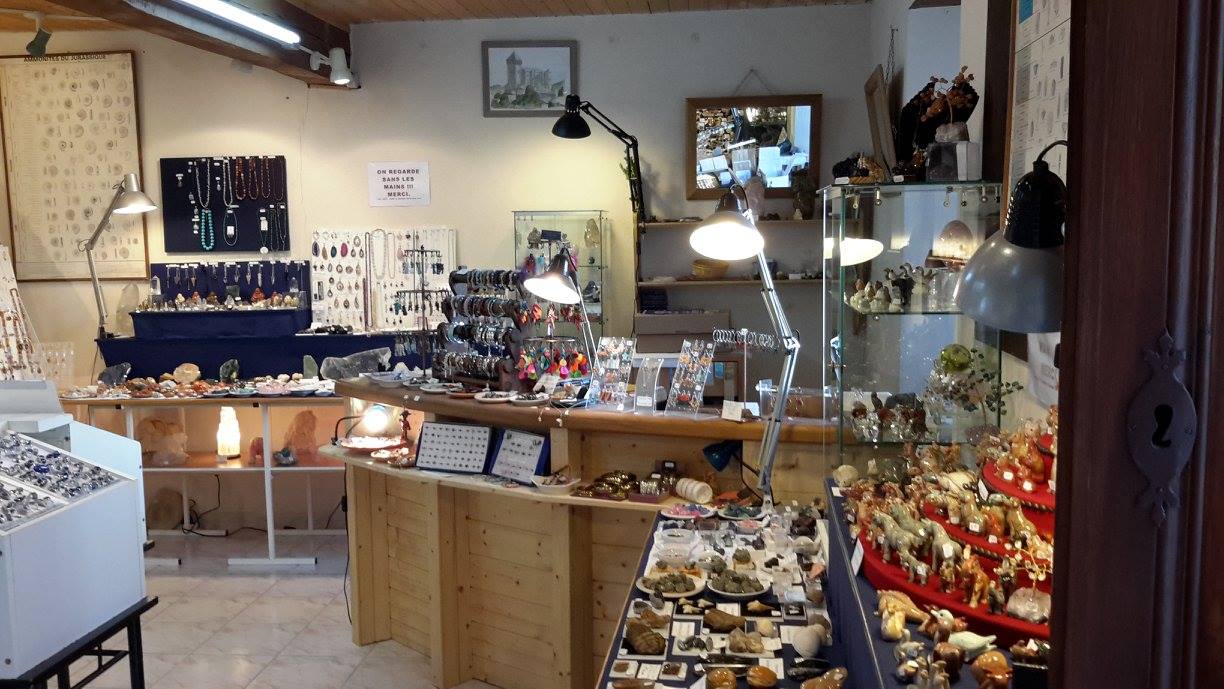 La boutique Minéraux et fossiles à Saint Bertrand de Comminges ville haute, département de la Haute-Garonne, Pyrénées centrales