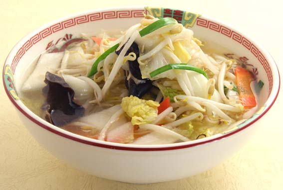 たっぷりの野菜を、高火力で炒めて作る、湯（たんめん）麺。