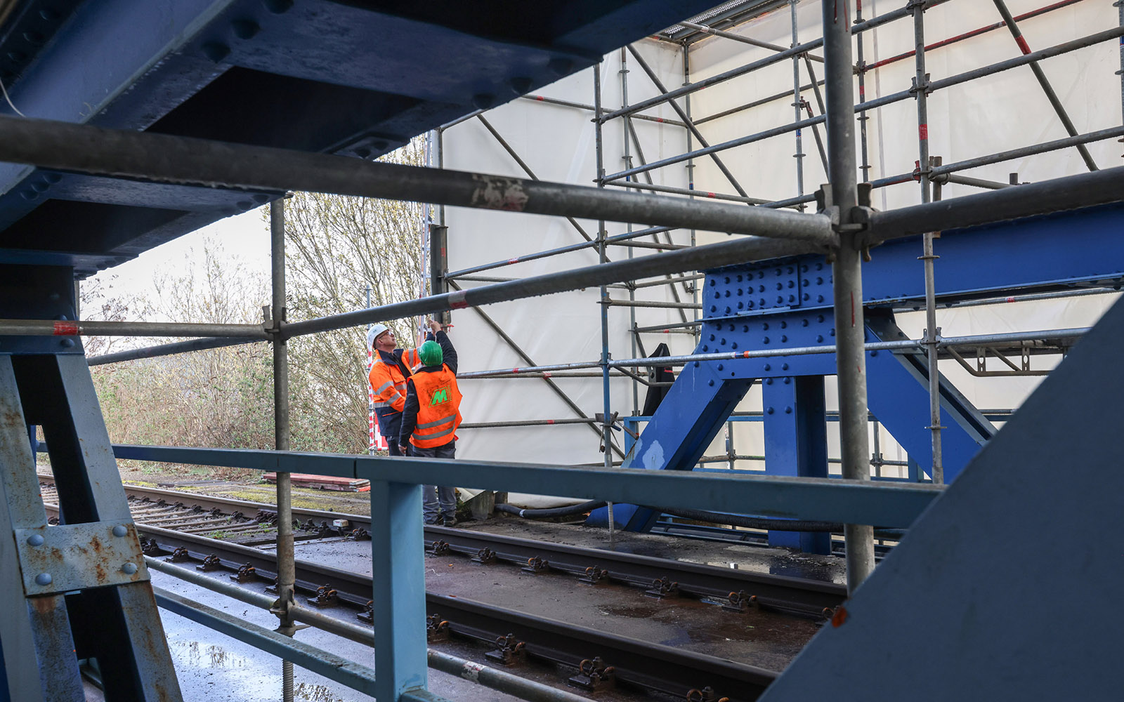 Sanierung Eisenbahnbrücke in Duisburg unter rollendem Verkehr