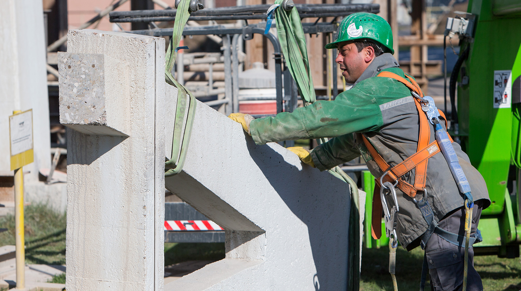 Teilrückbau Rohrbrücke: Ein geschnittenes Bauteil wird gesichert und verladen