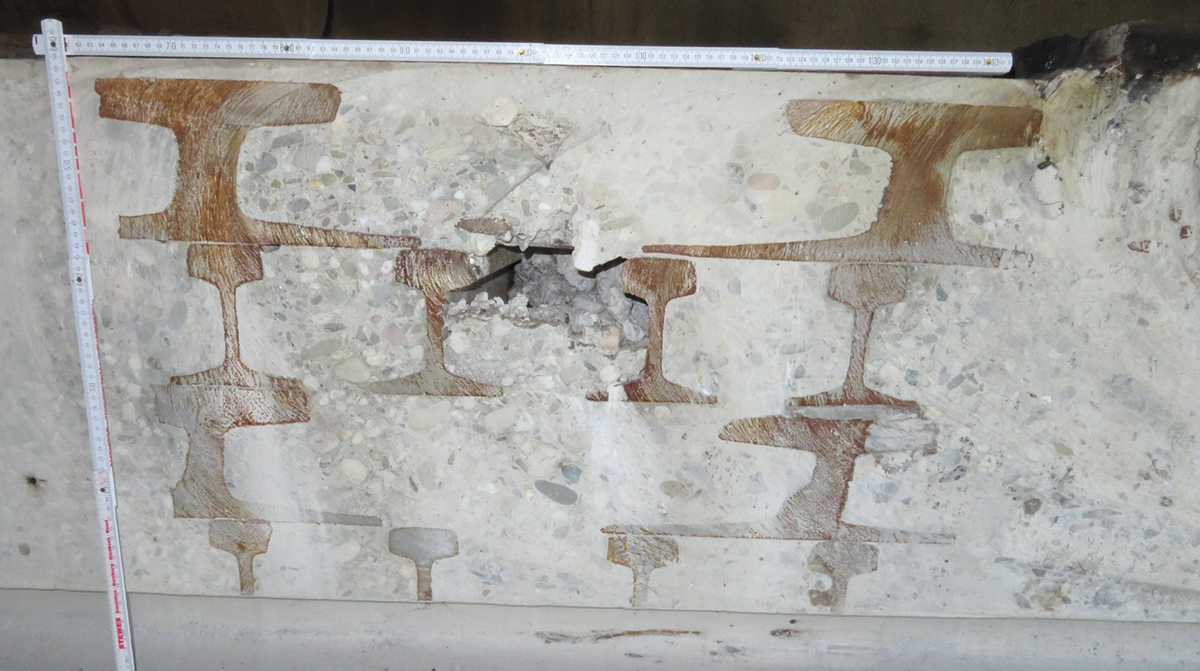 Geschnittener Betonblock mit Bewehrung