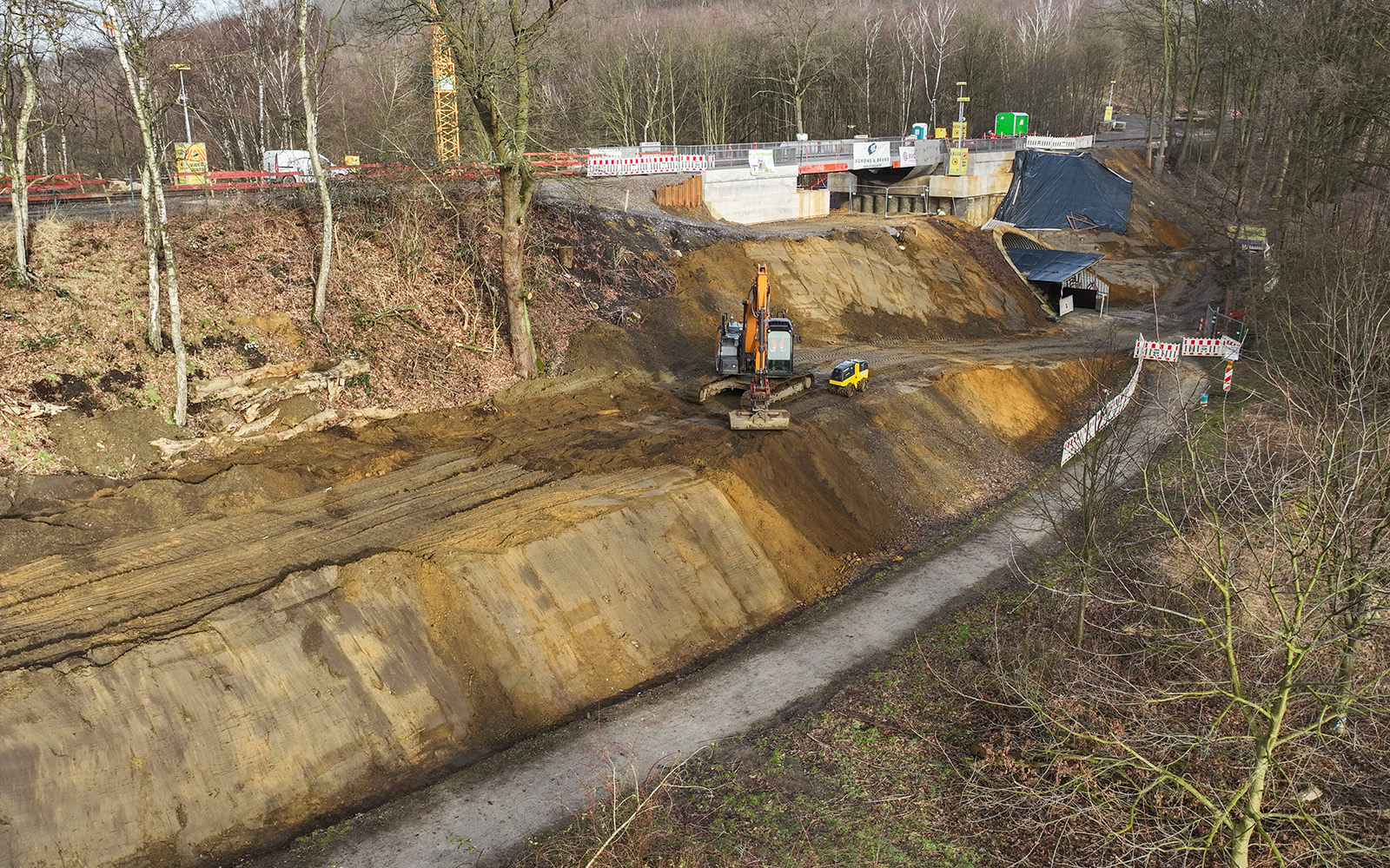 Neubau Eisenbahnbrücke Silvertbach (Marl) - natürlich kommt auch der Erdbau von Fa. Martin