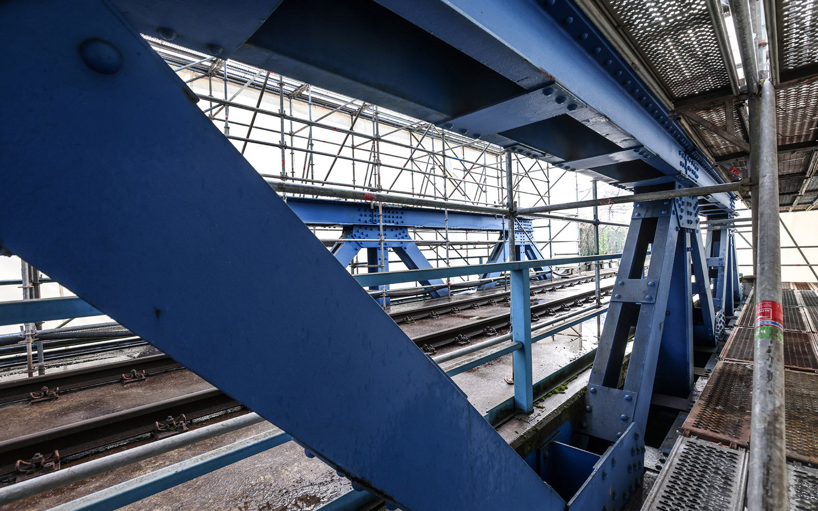 Sanierung Eisenbahnbrücke in Duisburg unter rollendem Verkehr