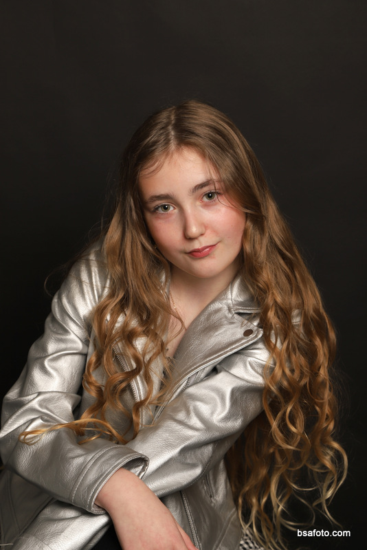 Close-up portret van kind met verjaardagstaart tijdens fotofeest kinderfeestje.