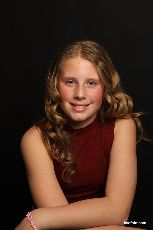 Close-up portret van kind met verjaardagstaart tijdens fotofeest kinderfeestje.