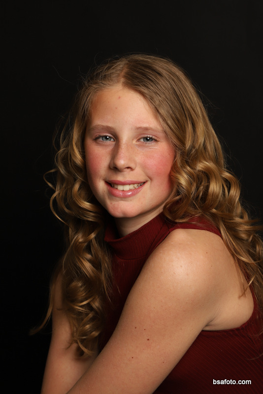 Close-up portret van kind met verjaardagstaart tijdens fotofeest kinderfeestje.