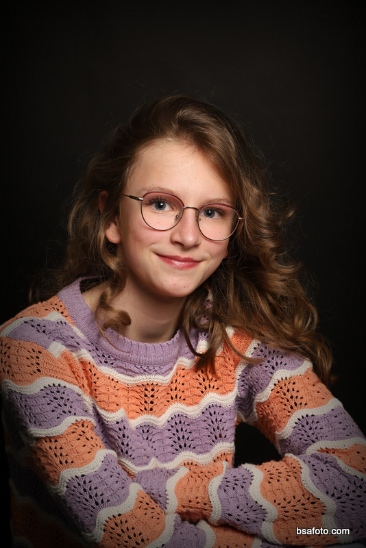 Close-up portret van kind met verjaardagstaart tijdens fotofeest kinderfeestje.