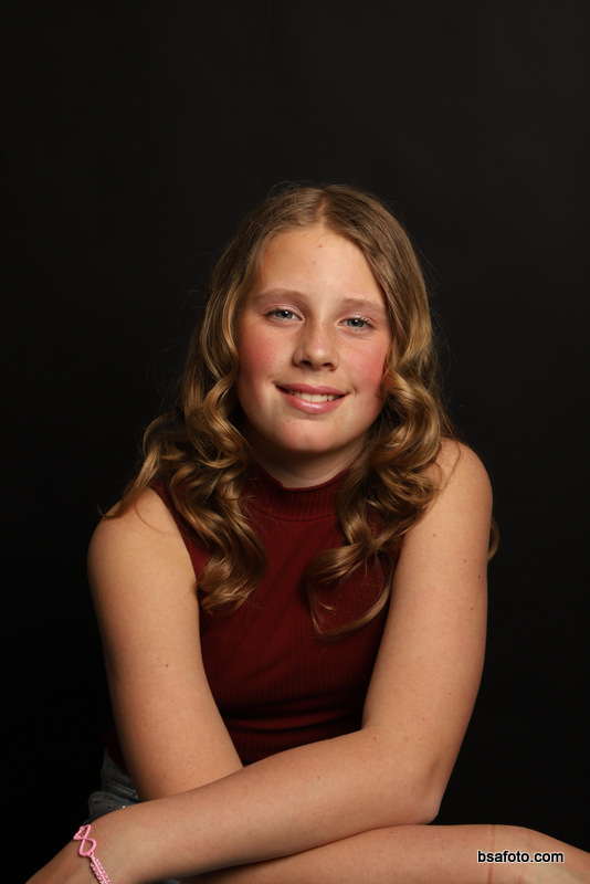 Close-up portret van kind met verjaardagstaart tijdens fotofeest kinderfeestje.