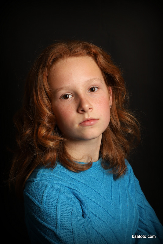 Close-up portret van kind met verjaardagstaart tijdens fotofeest kinderfeestje.