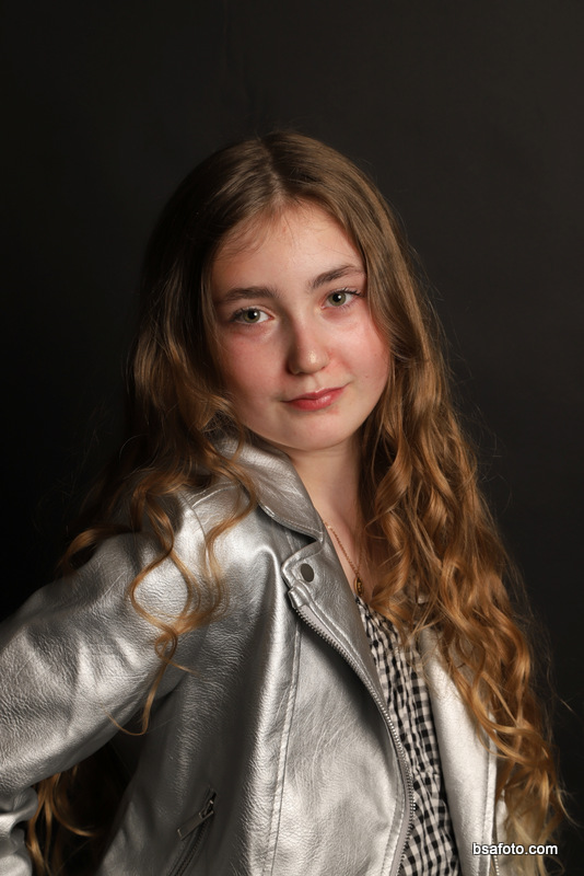 Close-up portret van kind met verjaardagstaart tijdens fotofeest kinderfeestje.