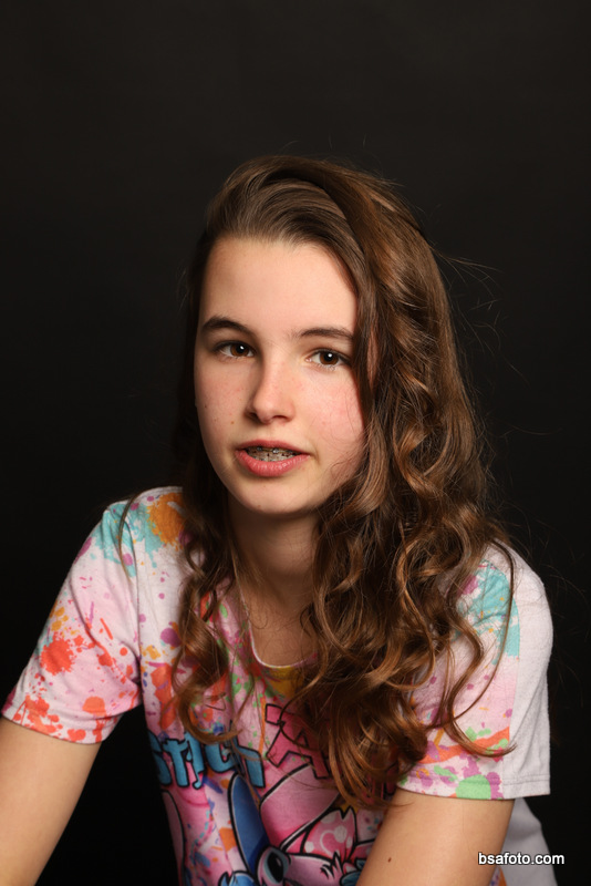 Close-up portret van kind met verjaardagstaart tijdens fotofeest kinderfeestje.