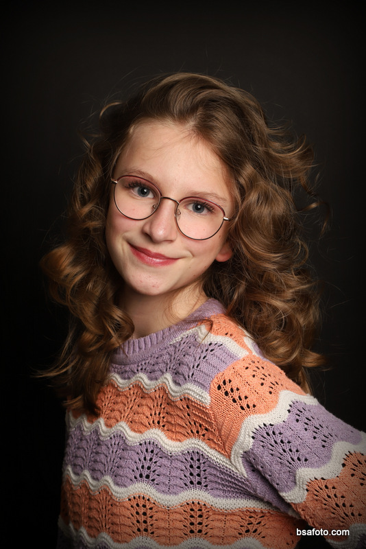 Close-up portret van kind met verjaardagstaart tijdens fotofeest kinderfeestje.