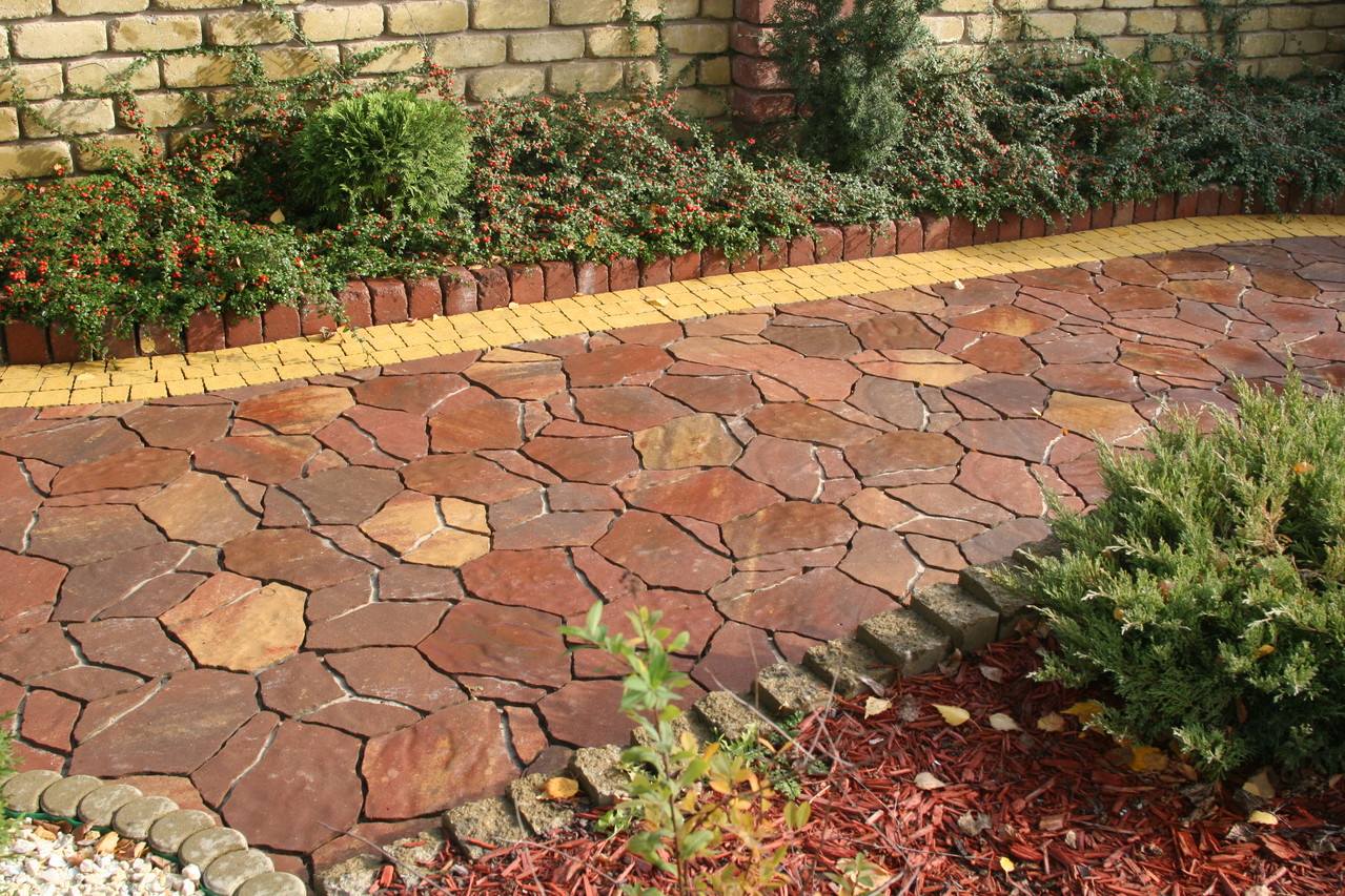 Как уложить тротуарную дорожку своими руками из плитняка или плитки