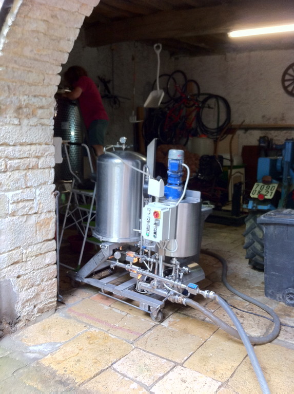 Deux jours avant la mise, le vin passait par cette machine pour une légère filtration