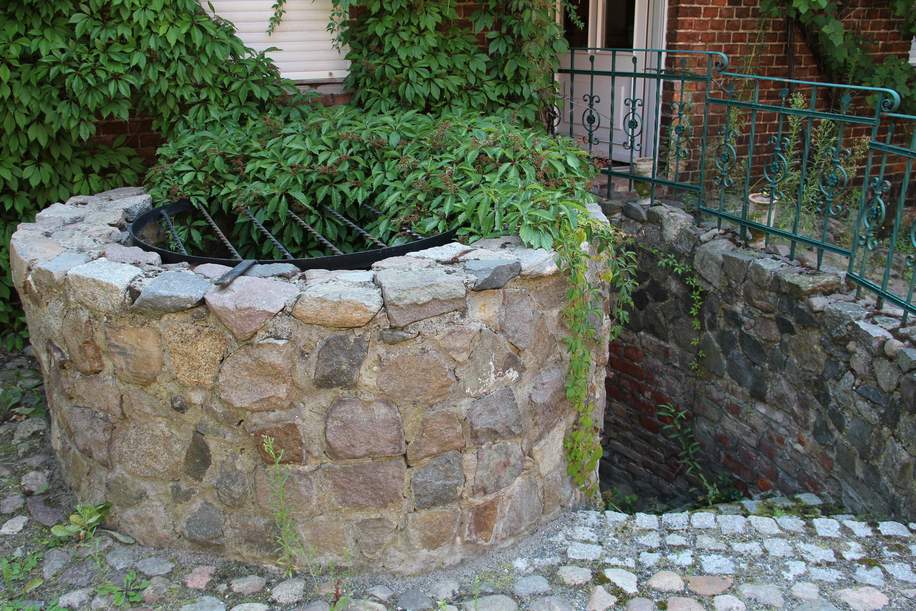 Der "Wunschbrunnen" im Hof