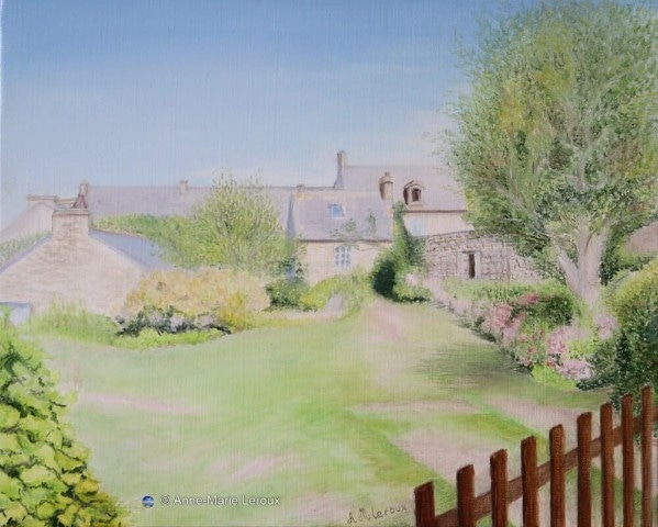 Petit domaine entouré de verdure.