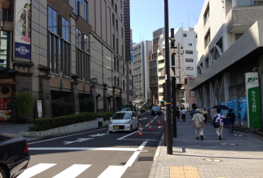 横浜中央郵便局と崎陽軒本店の間の道を直進