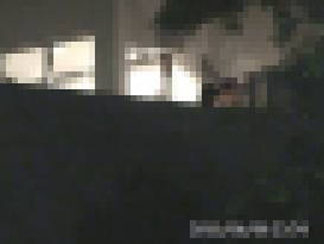 23:34　マンションへ戻る。階段を上り男の部屋へ。（灯りが点く）