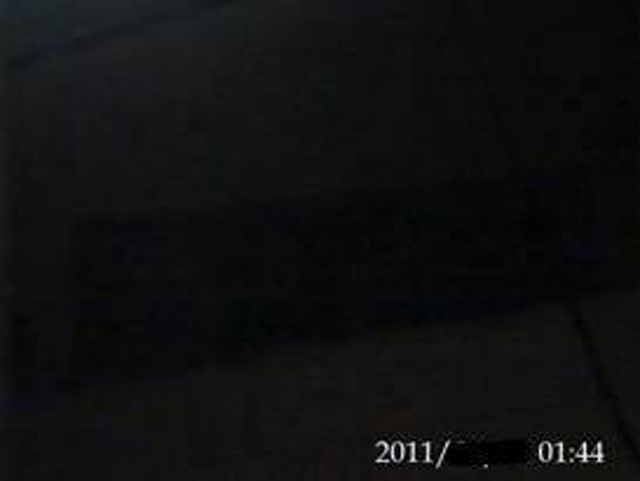 01:44　ベランダの窓を開け、風通しを調整している様子。部屋の灯りが消える。