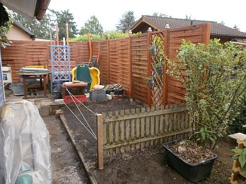 Der kleine Zaun grenzt nun den zukünftigen Rasenbereich vom Gemüse- und Obstgartenbereich ab