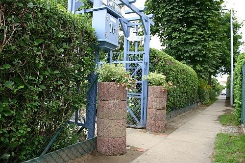 Vor der Tür stehen jetzt zwei Blumensäulen aus gestapelten Pflanzsteinen