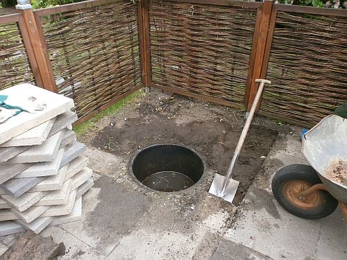 Zuerst mussten die kleinen Gehwegsteine ausgegraben werden