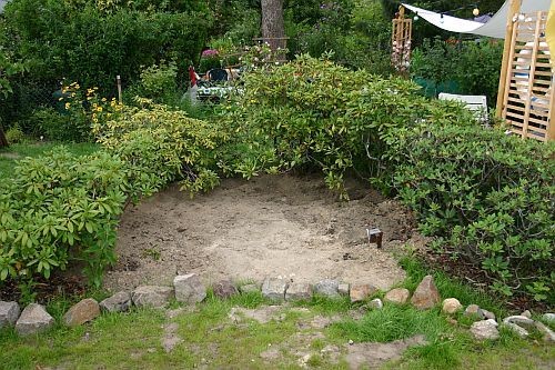 Gerne wurde der Bereich von den Hunden als Buddelplatz für Höhlen unter den Sträuchern benutzt