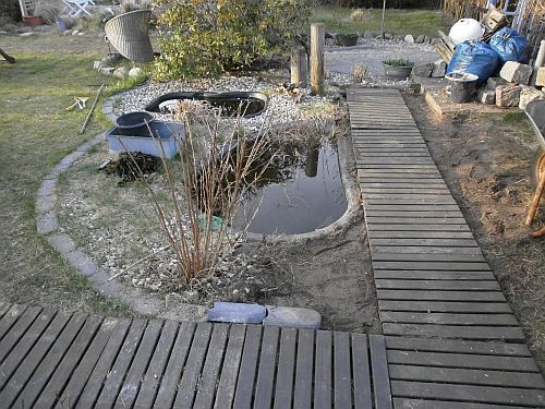Der Teich sollte auf jeden Fall einen gut begehbaren Steg bekommen