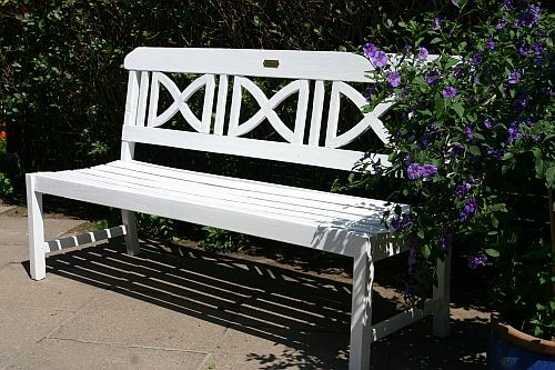 Zuerst stand die Gartenbank bei uns auf der Terrasse, jetzt schmückt sie den neuen Teichbereich