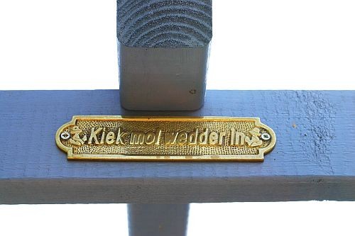 Das Messingschild verabschiedet die Gäste in Plattdütsch: "Kiek mol wedder in"